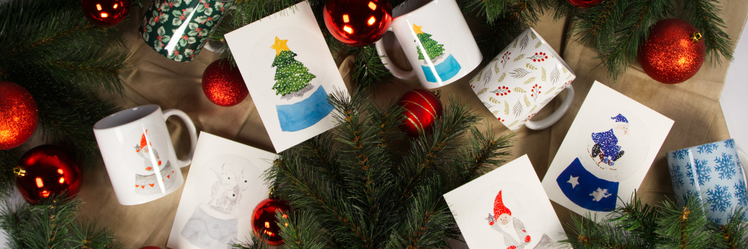 verschiedene weihnachtliche Produkte von BIENE.ART: Tassen und Postkarten